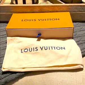 Louis Vuitton Box and Duster (protective c…